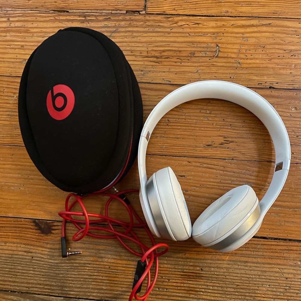 White Beats Solo with case and chord